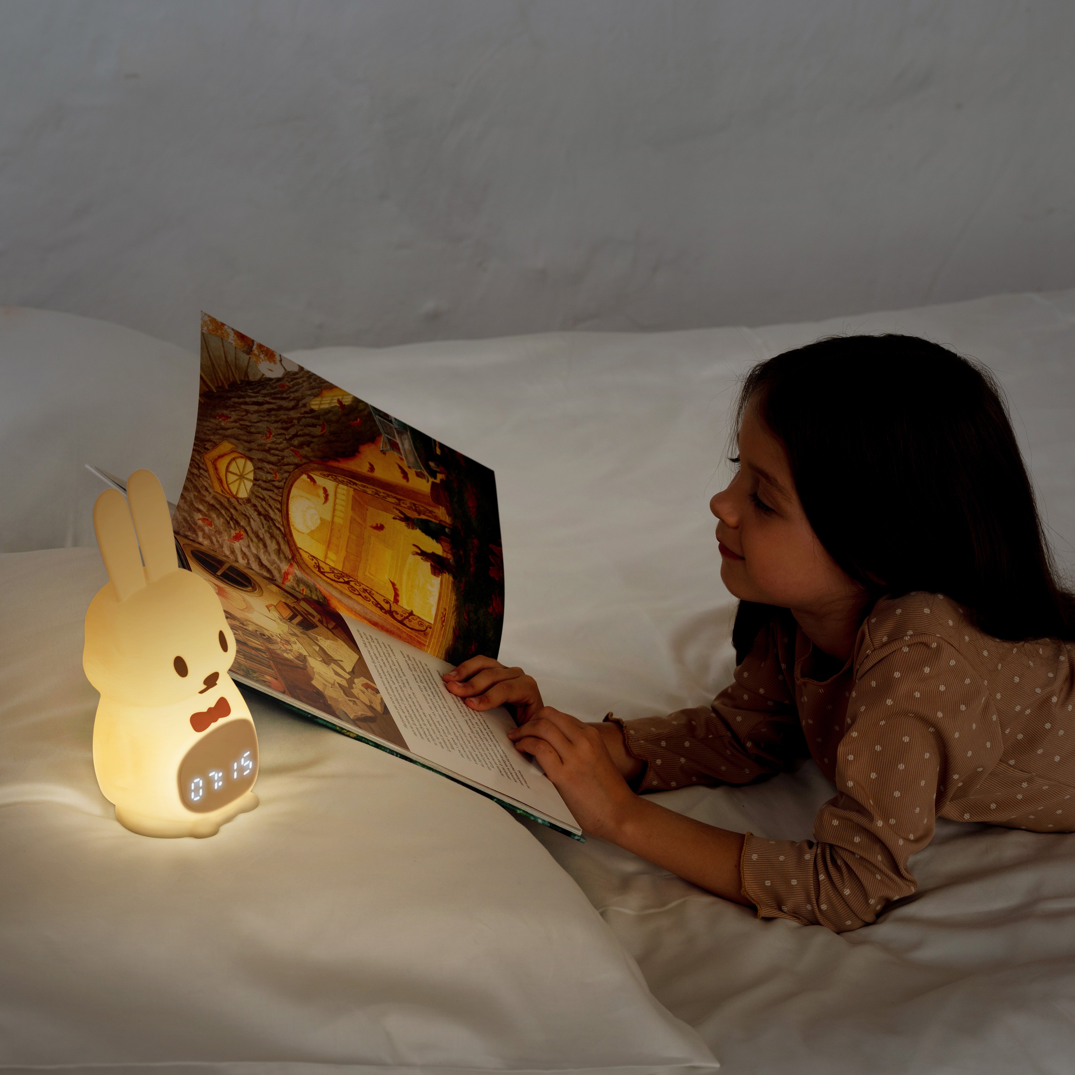 Slaaptrainer – Slaapwekker Baby – Nachtlamp functie met Wekker – Kinderwekker – Tuxedo Rabbit – Inclusief App