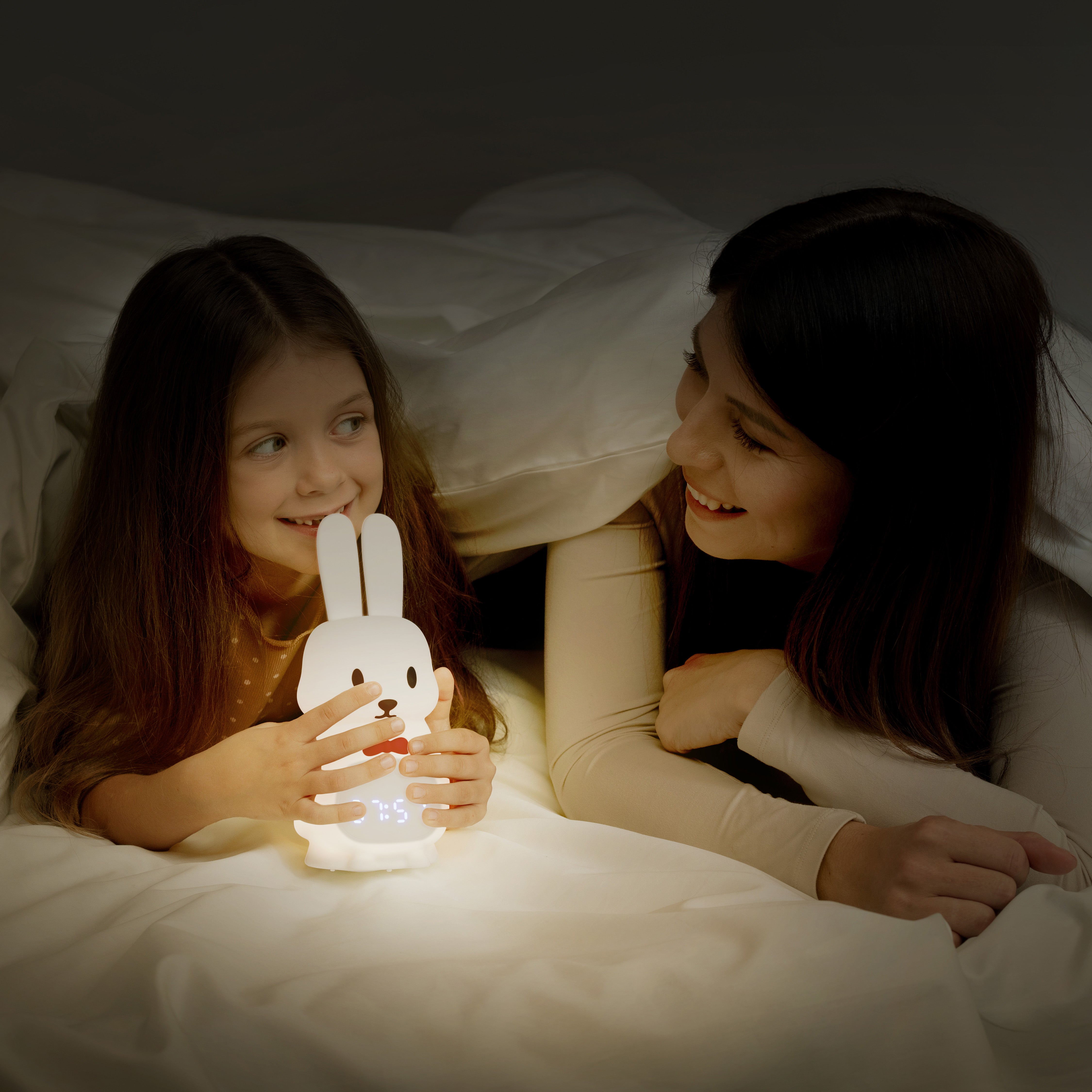 Slaaptrainer – Slaapwekker Baby – Nachtlamp functie met Wekker – Kinderwekker – Tuxedo Rabbit – Inclusief App